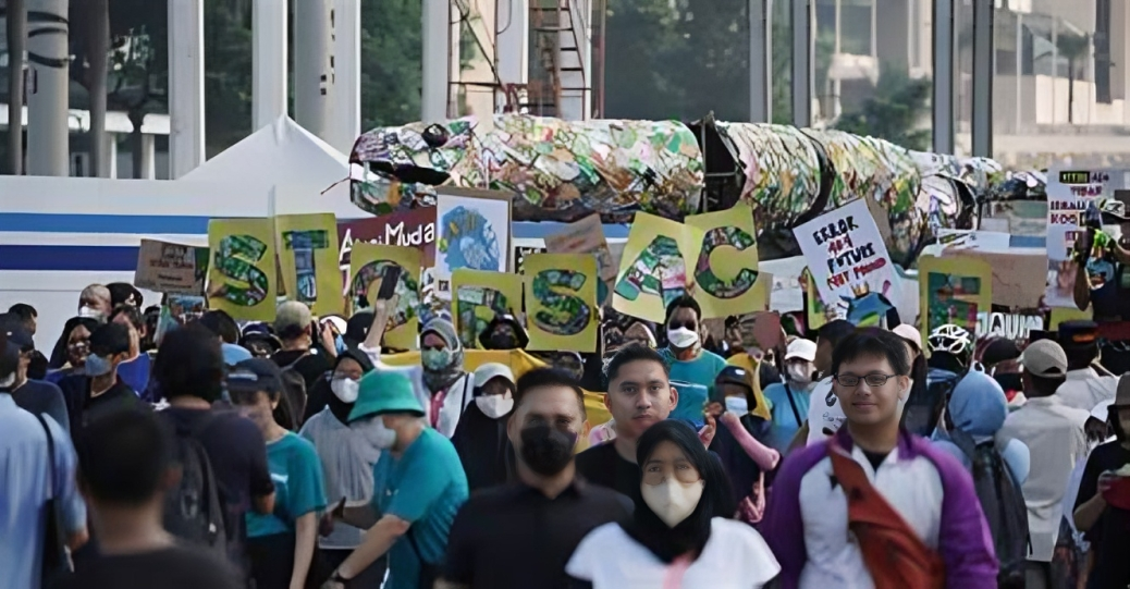 Pawai Bebas Plastik-Inisiatif Komunitas Untuk Pengelolaan Botol Plastik