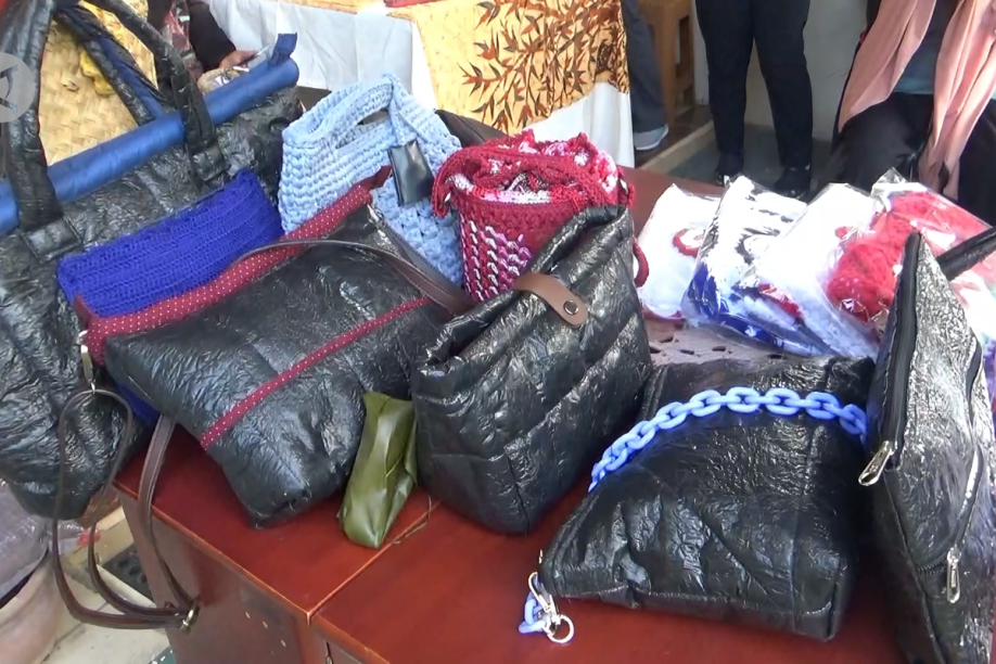 Mengolah Kantong Plastik Jadi Barang Berguna