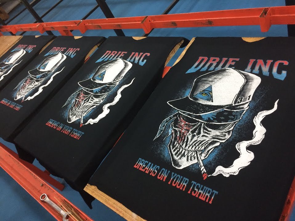 Kaos dengan Sablon Plastisol: Pilihan Tepat untuk Hasil Cetakan Berkualitas