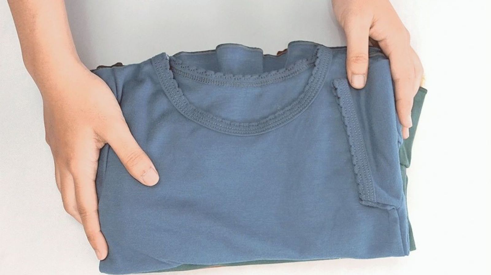 Cara Melipat Kaos untuk Menghemat Ruang
