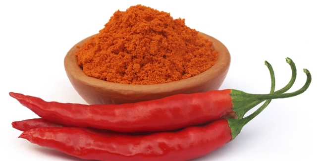Cabai merupakan komoditas penting dalam dunia kuliner Indonesia. Hampir semua masakan Nusantara menggunakan cabai sebagai bahan utama untuk memberikan rasa pedas yang khas. Tidak heran jika banyak pelaku UMKM maupun industri makanan mengolah cabai dalam berbagai bentuk, mulai dari cabai segar, cabai giling, hingga cabai bubuk. Untuk memenuhi kebutuhan pasar yang terus meningkat, penggunaan mesin pengolah cabai untuk bisnis menjadi pilihan tepat agar produksi berjalan lebih cepat, higienis, dan efisien. Dalam beberapa tahun terakhir, permintaan cabai olahan semakin meningkat, terutama karena berkembangnya industri makanan pedas, usaha sambal rumahan, dan produk bubuk cabai untuk bumbu instan. Hal ini membuka peluang usaha cabai bubuk dan berbagai produk olahan cabai lainnya bagi siapa saja yang ingin memulai usaha baru. Mengapa Mesin Pengolah Cabai Penting untuk Bisnis? Pengolahan cabai secara manual membutuhkan waktu lama dan tenaga besar, terutama jika melibatkan proses penggilingan, pengeringan, atau pengemasan. Bagi bisnis yang ingin menghasilkan produk dalam jumlah besar, cara tradisional tentu tidak cukup. Berikut beberapa alasan mengapa mesin pengolah sangat dibutuhkan: 1. Meningkatkan Efisiensi Produksi Mesin pengolah cabai mampu memproses bahan dalam jumlah banyak hanya dalam hitungan menit. Baik itu menggiling, mengeringkan, mencuci, atau mengemas, semuanya dapat dilakukan lebih cepat dibanding metode manual. 2. Menjaga Kualitas Produk Penggunaan mesin membuat hasil olahan lebih konsisten. Tingkat kehalusan cabai bubuk, kebersihan cabai giling, dan kualitas pengeringan dapat terjaga lebih baik karena mesin bekerja dengan parameter yang stabil. 3. Menghemat Tenaga dan Waktu Alih-alih menggunakan banyak tenaga kerja untuk menggiling cabai atau menjemurnya, mesin dapat menggantikan sebagian besar proses tersebut sehingga biaya operasional menjadi lebih efisien. 4. Higienis dan Aman untuk Konsumen Selain cepat, mesin pengolah cabai menghasilkan produk yang lebih higienis karena proses dilakukan di dalam alat tertutup. Hal ini sangat penting jika produk akan dijual secara luas, terutama untuk bisnis makanan kemasan. Jenis Mesin Pengolah Cabai yang Umum Digunakan Agar bisnis olahan cabai berjalan lancar, Anda perlu memilih jenis mesin yang sesuai dengan kebutuhan produksi. Berikut beberapa mesin yang paling banyak digunakan: 1. Mesin Pengering Cabai Sebelum digiling menjadi bubuk, cabai harus dikeringkan dengan baik agar tekstur dan warnanya tetap terjaga. Mesin pengering memberikan hasil lebih stabil dibanding penjemuran manual yang bergantung pada cuaca. 2. Mesin Giling Cabai Mesin ini sangat penting untuk menghasilkan cabai halus atau cabai bubuk. Dengan mesin giling, hasil gilingan menjadi lebih lembut, merata, dan tidak memakan banyak waktu. 3. Mesin Penepung Mesin penepung digunakan untuk menjadikan cabai kering menjadi bubuk yang sangat halus. Ini penting ketika Anda ingin memulai bisnis cabai bubuk premium yang kualitasnya setara pabrik besar. 4. Mesin Sealer Pengemas Mesin pengemas membantu produk terlihat profesional dan aman dari udara maupun kelembapan. Pengemasan yang baik meningkatkan daya simpan produk dan menarik minat pembeli. Peluang Bisnis Menggunakan Mesin Pengolah Cabai Dengan meningkatnya konsumsi makanan pedas, pasar untuk produk cabai sangatlah luas. Anda bisa memproduksi berbagai olahan seperti: Cabai bubuk pedas Cabai bubuk ekstra pedas Sambal kering instan Bumbu cabai untuk keripik Cabai giling segar Dengan produksi yang lebih cepat, Anda bisa memenuhi permintaan toko kelontong, warung makan, restoran, marketplace, bahkan reseller. Tidak heran jika banyak orang melihat peluang usaha cabai bubuk sebagai salah satu peluang usaha kuliner paling menjanjikan. Tips Memulai Usaha Olahan Cabai Gunakan cabai berkualitas untuk menjaga warna dan rasa. Pilih mesin pengolah cabai untuk bisnis yang sesuai dengan kapasitas produksi. Pastikan kebersihan selama proses produksi. Gunakan kemasan menarik dan berlabel. Pasarkan secara online dan offline agar lebih dikenal. Kesimpulan Menggunakan mesin pengolah cabai untuk bisnis adalah langkah tepat bagi Anda yang ingin memulai atau mengembangkan usaha olahan cabai. Dengan mesin, proses produksi menjadi lebih cepat, efisien, dan hasilnya lebih berkualitas. Ditambah lagi, besarnya permintaan pasar membuat bisnis cabai olahan—termasuk cabai bubuk—menjadi salah satu peluang usaha paling menguntungkan. Jika Anda ingin memulai bisnis yang mudah dijalankan dan memiliki pasar luas, produk olahan cabai adalah pilihan yang sangat tepat.