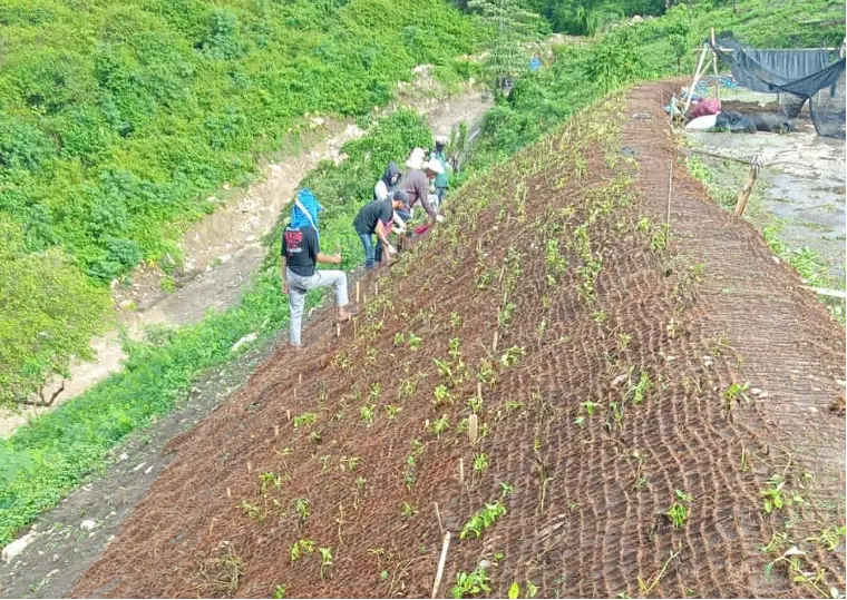 pembuatan-terasering-pada-lahan-miring