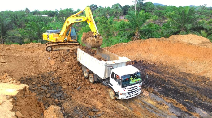 Pengelolaan overburden untuk reklamasi pada lereng tambang menggunakan metode pengendalian erosi dan revegetasi.