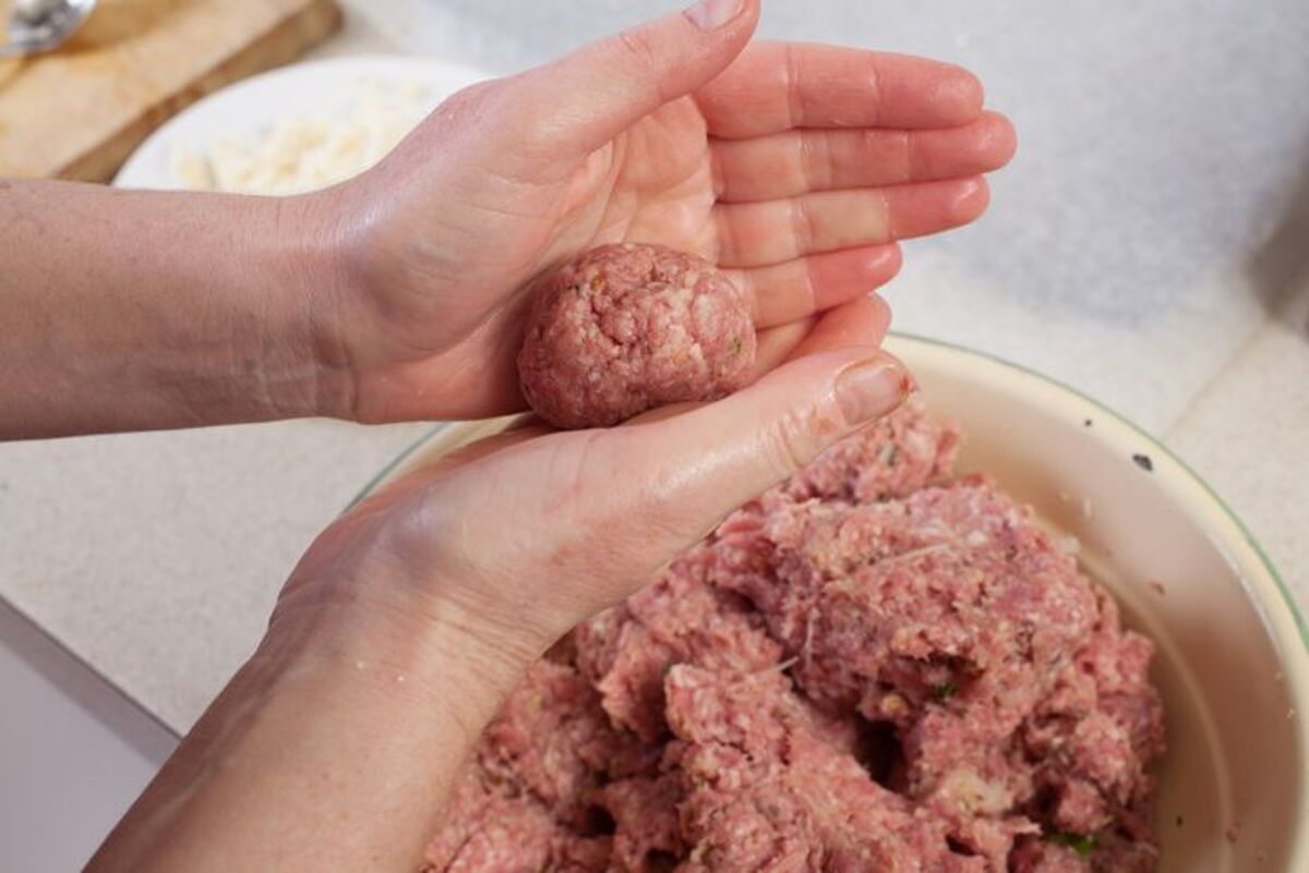 daging bakso dicincang sampai halus