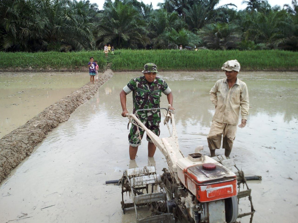 Hand Tractor untuk Lahan Sawah: Solusi Praktis Mempercepat Pengolahan Tanah