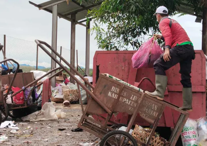 cara mencegah gerobak sampah berkarat