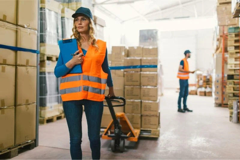 Cara Memindahkan Pallet Berat dengan Aman dan Efisien di Gudang